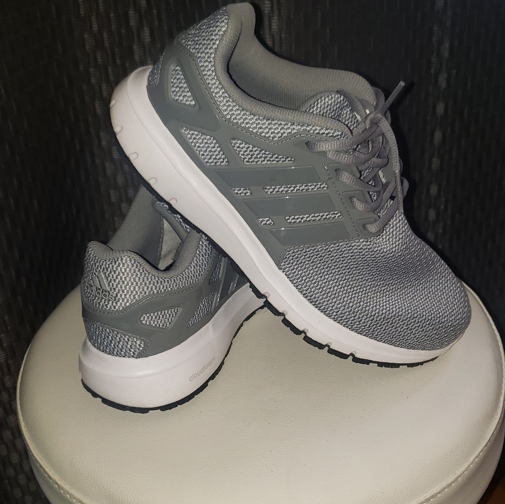 Adidas tennis shoe size 9.5